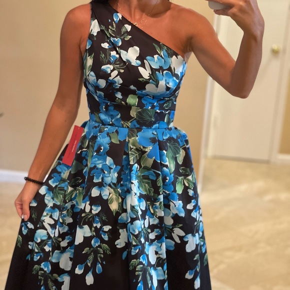 Carmen Marc Valvo One Shoulder Floral Evening Gown - Picture 3 of 15